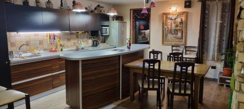 cocina con barra con mesa y sillas en Ilmar House, en Cluj-Napoca