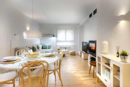 a kitchen and living room with a table and chairs at Casa Oso in Panticosa