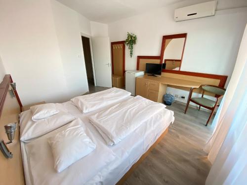 En eller flere senge i et værelse på Tisza Sport Hotel