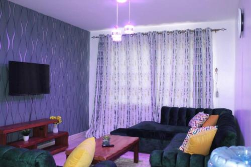 Télévision ou salle de divertissement dans l'établissement Lovely Emerald Green 3-Bedroom Apartment