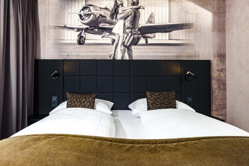 En eller flere senge i et værelse på Concorde Hotel am Flugplatz
