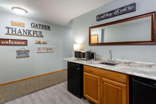 Η κουζίνα ή μικρή κουζίνα στο Wingate by Wyndham Wisconsin Dells Waterpark
