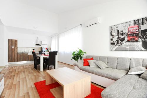 sala de estar con sofá y mesa en Apartments Hills, en Zadar