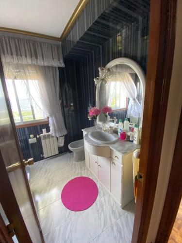 y baño con lavabo, espejo y aseo. en Casa y anexo comedor en Mos a 10 min. Vigo en Mos