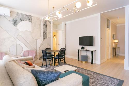 uma sala de estar com um sofá e uma mesa em The Lift Apartments by RIDAN Hotels em Lisboa