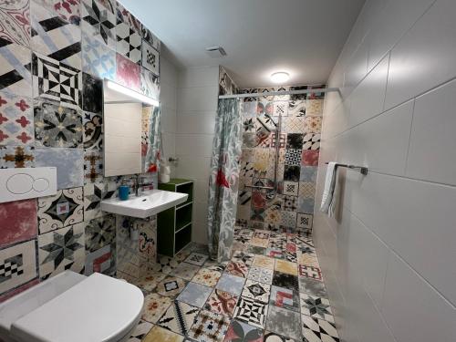 Ein Badezimmer in der Unterkunft smartroom hotel Rössli Hunzenschwil