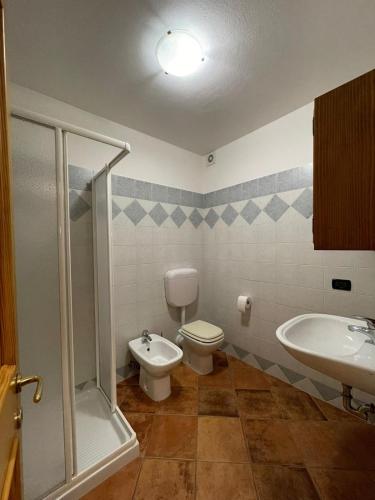 a bathroom with a toilet and a sink at Da Nonno Nani in Venas