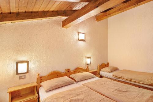 En eller flere senge i et værelse på Chalet Meridiana Appartamento 10