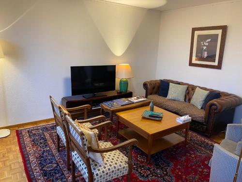 a living room with a couch and a table at Genève, plein centre,belle vue Lac, splendide et grand appartement in Geneva