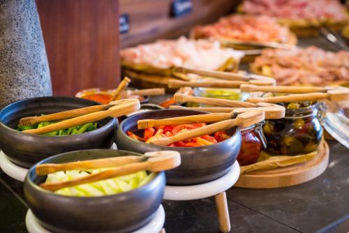 Comida en o cerca de este hotel