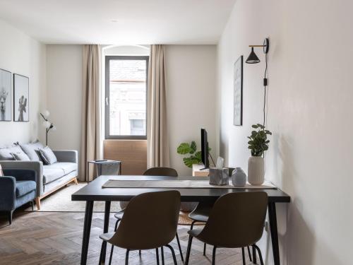 a living room with a table and chairs at Limehome Linz Schillerstraße in Linz
