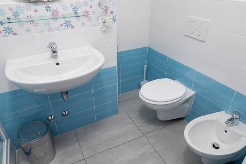 a bathroom with a sink and a toilet at Buon Hotel Bologna Centro - Affittacamere - Self Check-In in Bologna