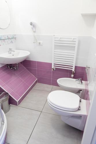 a bathroom with a toilet and a sink at Buon Hotel Bologna Centro - Affittacamere - Self Check-In in Bologna