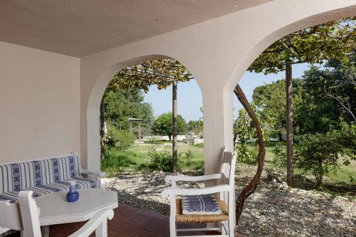 Κήπος έξω από το Mithonies Villa, with Private Pool & BBQ, By ThinkVilla