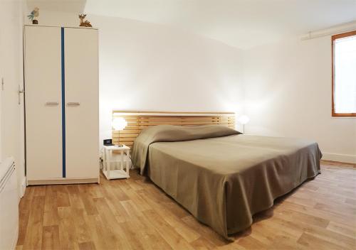 ヴィルフランシュ・ド・ルエルグにあるLa Maison de Ville indépendante My Bastide Classéeのベッドルーム(大型ベッド1台、白いクローゼット付)