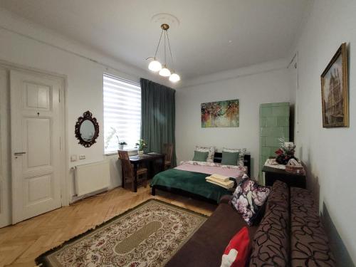 リヴィウにあるCentral apartment on Rynok Squareのベッドとソファのあるリビングルーム
