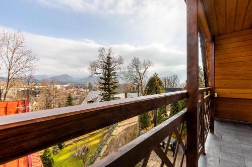 balcón con vistas a las montañas en Dom Pod Gubałówką - Zakopane Apartamenty, en Zakopane