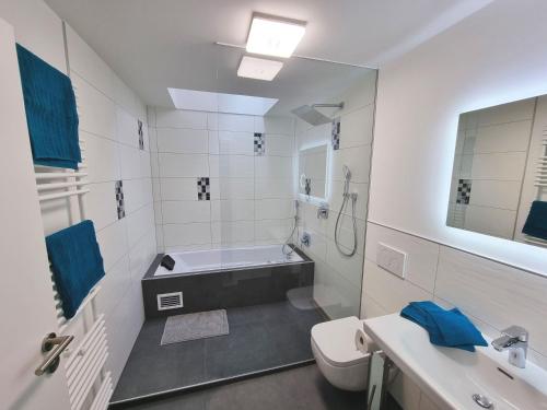 a bathroom with a tub and a toilet and a sink at Feriendomizil Apartmentschreck in Volkach