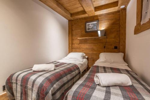two beds sitting next to each other in a room at Apartment Blaitiere - luxurious 2 bed apartment in Chamonix