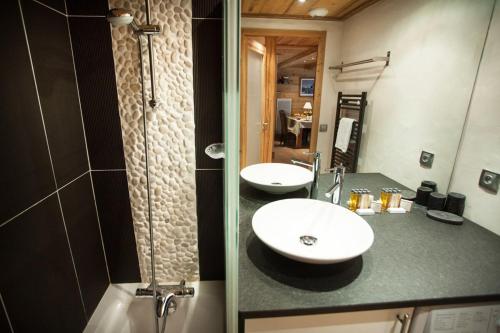 une salle de bain avec deux lavabos et une douche dans l'établissement Apartment Blaitiere - luxurious 2 bed apartment, à Chamonix-Mont-Blanc