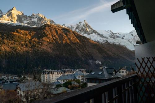 une vue d'une ville avec une montagne en arrière-plan dans l'établissement Portes du Brevent -1 bedroom apartment with magnificient Mont Blanc views, à Chamonix-Mont-Blanc