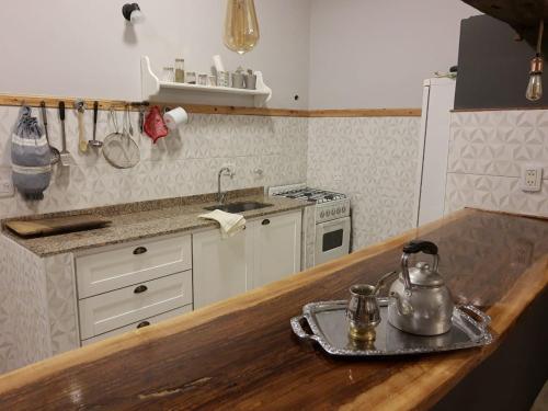 a kitchen counter with a tea kettle on a tray at Alamo - Casa pet friendly in Olavarría