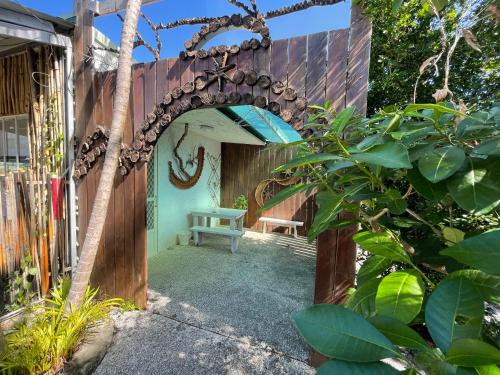 an archway leading into a garden with a bench at 寧靜の家A區14人Villa專暑獨棟隱私無憂 in Hengchun