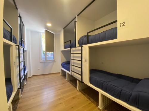 Katil dua tingkat atau katil-katil dua tingkat dalam bilik di BIZZBEACH