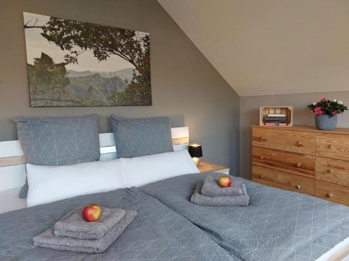 a bedroom with a bed with two apples on it at El Ático in Potsdam