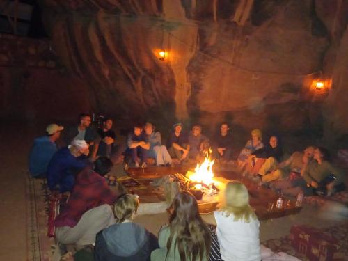 Επισκέπτες που μένουν στο Wadi rum secrets camp