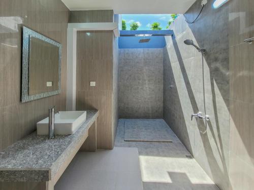 y baño con lavabo y ducha. en Serene Sky Guest house, en Thoddoo