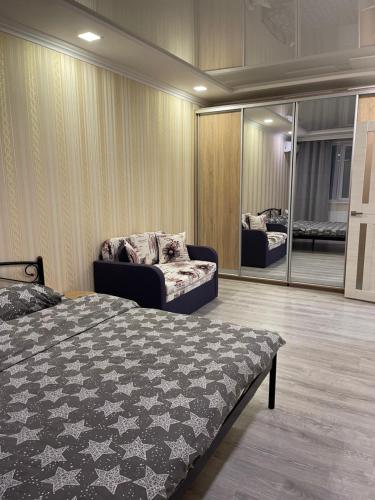 um quarto com uma cama e um sofá em 020 Новые апартаменты ЖК «Софиевская Слободка» em Vyshneve