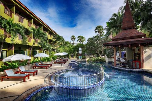 Bazén v ubytování Phuket Island View Resort - SHA Extra Plus nebo v jeho okolí