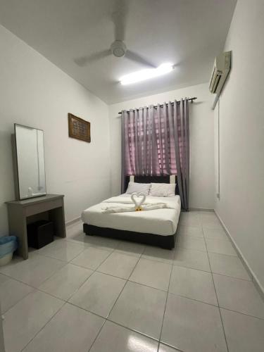 - une chambre avec un lit, un miroir et une télévision dans l'établissement Hanz Homestay Melaka - For Malay Only, à Malacca