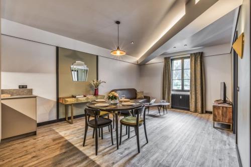 une salle à manger et une cuisine avec une table et des chaises dans l'établissement Majestic Broadway - 4 star apartment with spectacular views, à Chamonix-Mont-Blanc