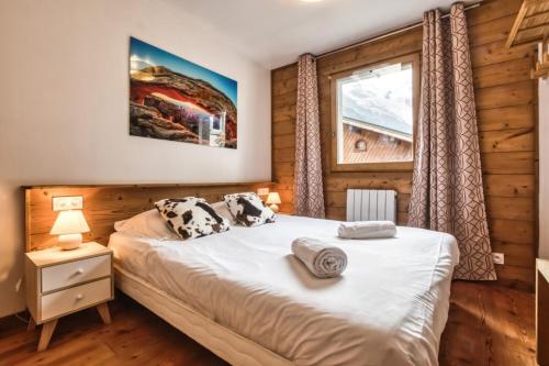 une chambre avec un lit et une fenêtre dans l'établissement Villa Vallet- Newly renovated 2 bedroom nestled just off the main street, à Chamonix-Mont-Blanc