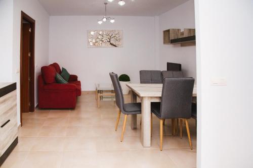 comedor y sala de estar con mesa y sillas en LA CASITA DE BAUTISTA 2 llaves montanchez -caceres, en Montánchez