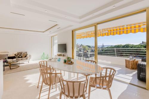 uma sala de jantar com mesa e cadeiras em SERRENDY Splendid 3-bedroom apartment em Cannes