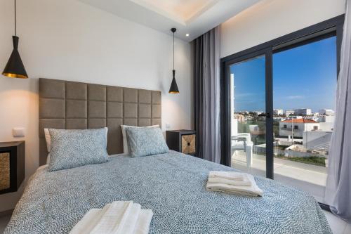 Säng eller sängar i ett rum på Correeira Luxury Residence
