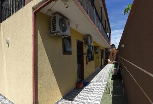 an empty alleyway between two buildings at Pousada Anjos - à 2 quadras do mar in Matinhos