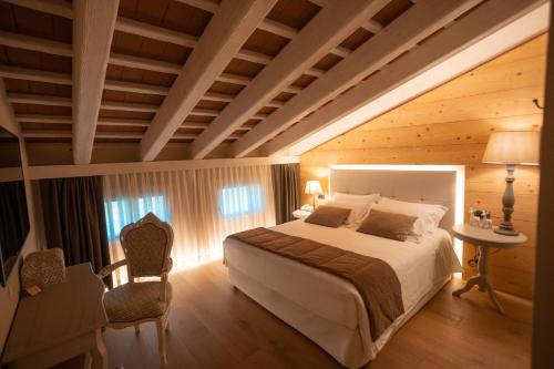 a bedroom with a bed and a table and chairs at Borghetto San Biagio Relais Agriturismo in Thiene