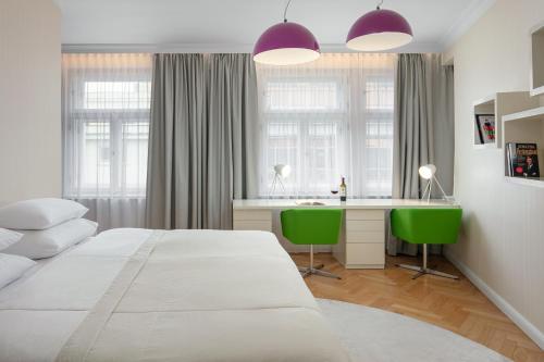 Ein Bett oder Betten in einem Zimmer der Unterkunft Revolucni Apartments Old Town