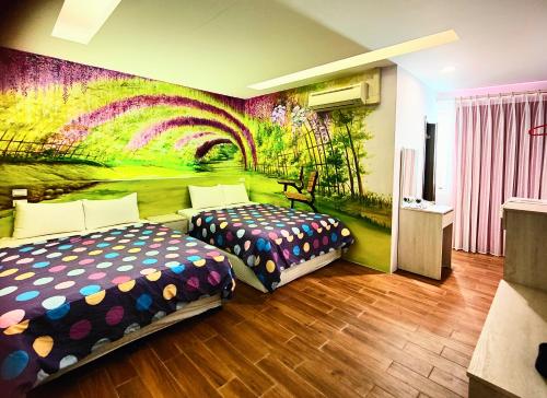 due letti in una stanza con un dipinto sul muro di Sinyuange B&B a Xinyuan