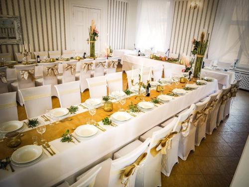 Reštaurácia alebo iné gastronomické zariadenie v ubytovaní PAŁAC FABRYKANTA