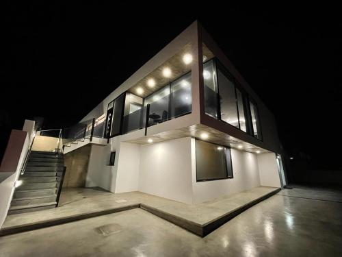 un edificio con escaleras y luces por la noche en Eslanzarote Eco Villa Tony, heated pool, jacuzzi, Sat tv, Super wifi, en La Costa