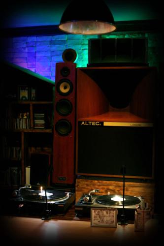 a room with a speaker and two cymbals at Gangneung Guesthouse Myu in Gangneung