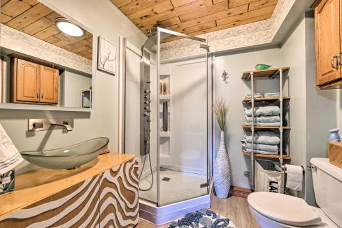 Ένα μπάνιο στο Lakefront Retreat on 18 Acres with Hot Tub!