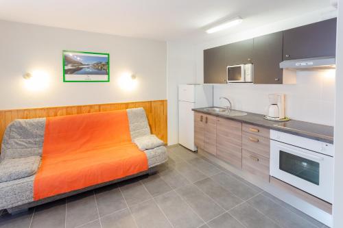  Residencia Pedrous -  Room  picture :    Shower    Kitchenette    Refrigerator                            