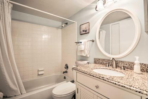 Ένα μπάνιο στο St Augustine Condo with Pool and Direct Beach Access!