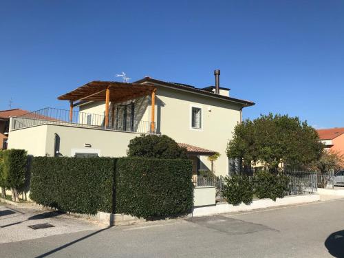 una casa blanca con una valla delante en Colombella Apartment Agriturismo Collerisana, en Spoleto